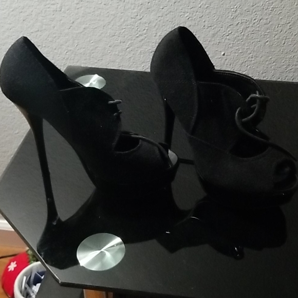 Heels - Picture 3 of 4